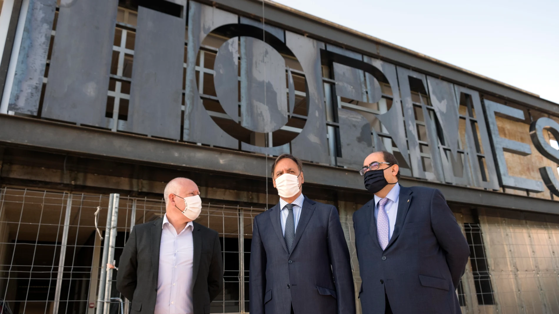 El alcalde de Salamanca, Carlos García Carbayo, visita las obras de construcción del nuevo Centro de Emprendimiento y Formación ''Tormes+''. Le acompañan el concejal de comercio Juan José Sánchez (I) y Fernando Rodriguez, concejal de Hacienda