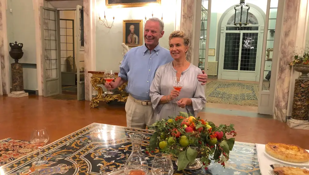 En el salón de baile de su Villa Poggio Torselli cerca de Florencia