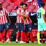 Luis Suárez y Diego Costa se abrazan en un cambio en el debut del uruguayo