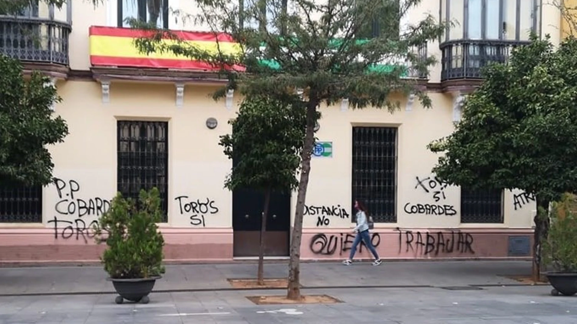Fotografía facilitada por el PP de Sevilla de la imagen de la fachada de la sede regional del Partido Popular en la capital hispalense