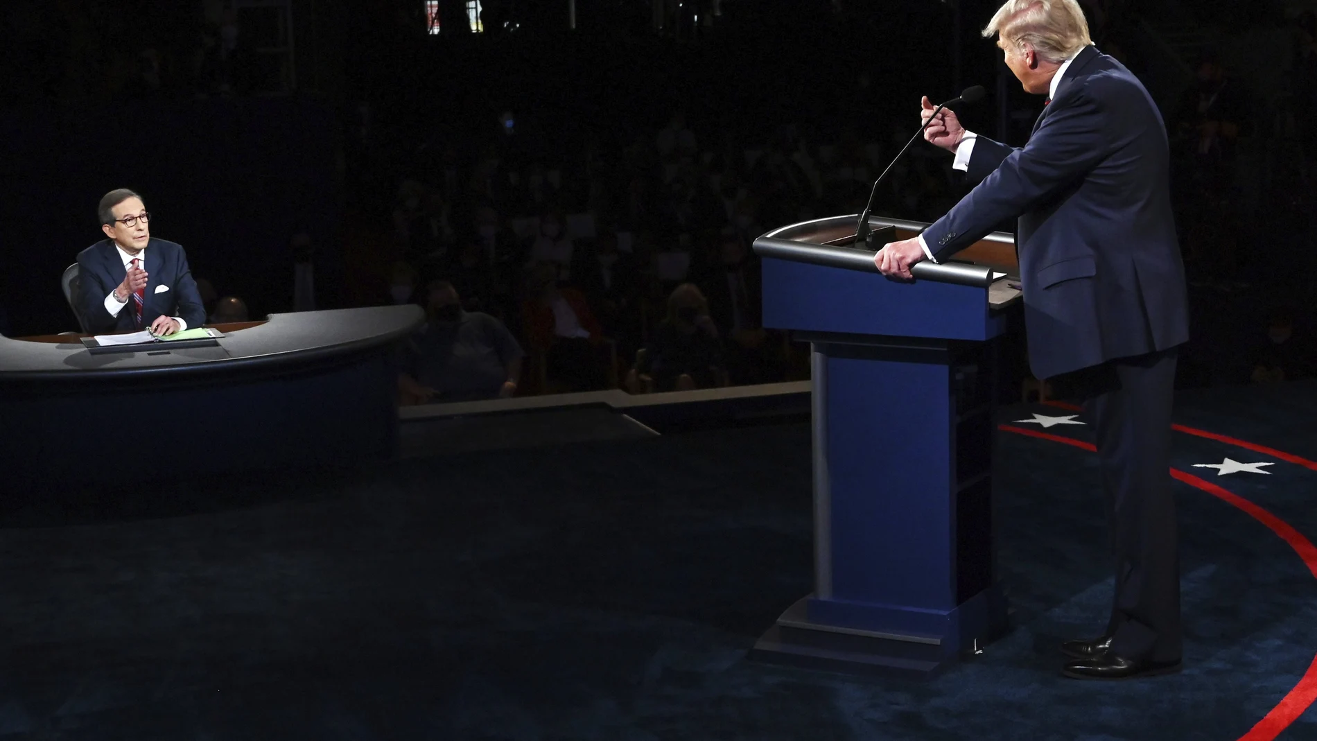 El presidente Donald Trump se dirige al moderador del debate, Chris Wallace