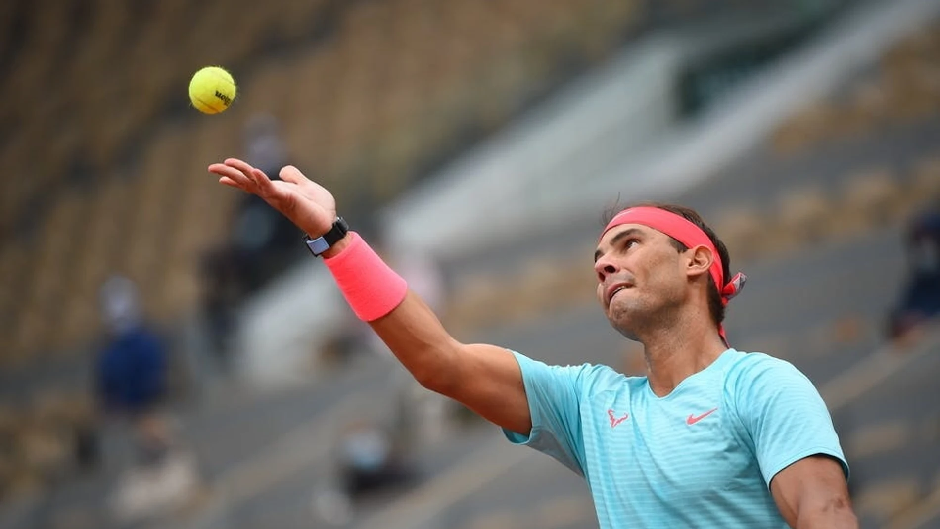 Rafa Nadal realiza un saque en Roland Garros