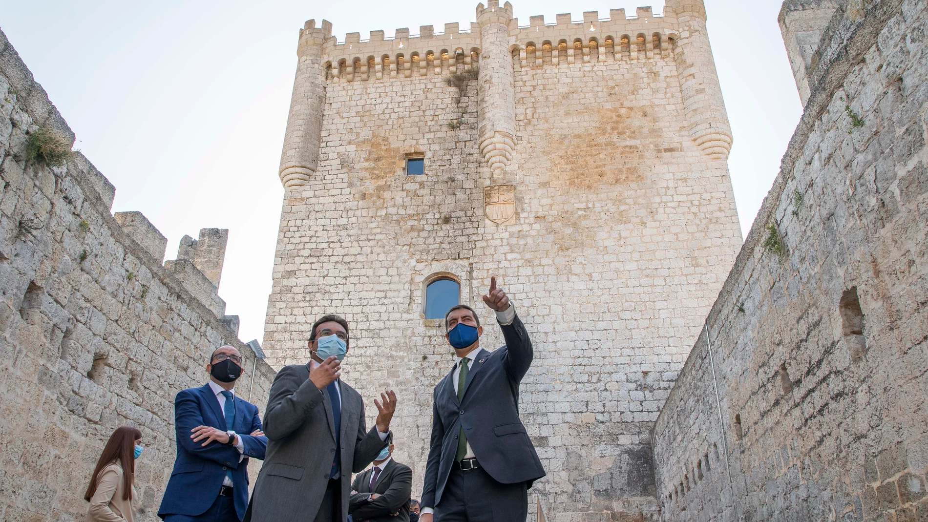 El consejero de la Presidencia, Ángel Ibáñez, visita el castillo de Peñafiel para conocer la inversión del Fondo de Cooperación Económica Local. En la imagen junto al vicepresidente de la Diputación de Valladolid, Víctor Alonso Monge, y el alcalde de Peñafiel, Roberto Díez