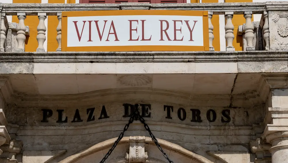 En la plaza de toros de la Real Maestranza de Caballería de Sevilla, debajo del balcón de la llamada &quot;Puerta del Principe&quot; han colocado un cartel con &quot;Viva el Rey&quot;.