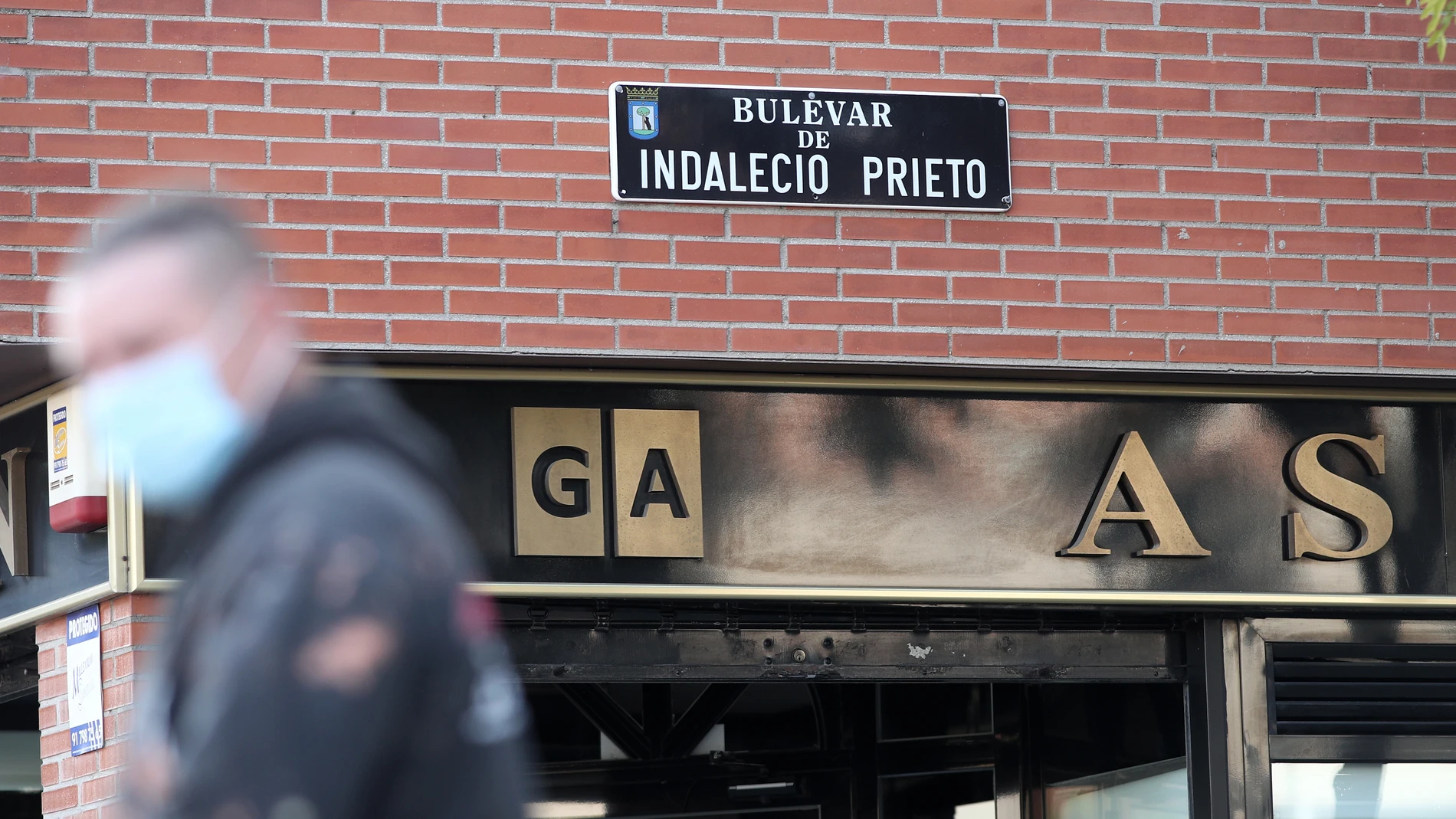 Placa del Bulevar Indalecio Prieto, en Madrid, al día siguiente del acuerdo municipal para su retirada