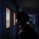 Una sanitaria revisa el área de pacientes Covid-19 de una Unidad de Terapia Intensiva en un Hospital de la Provincia de Buenos Aires (Argentina)