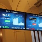 Varias pantalla muestran la evolución del IBEX 35 en el Palacio de la Bolsa en Madrid, este miércoles