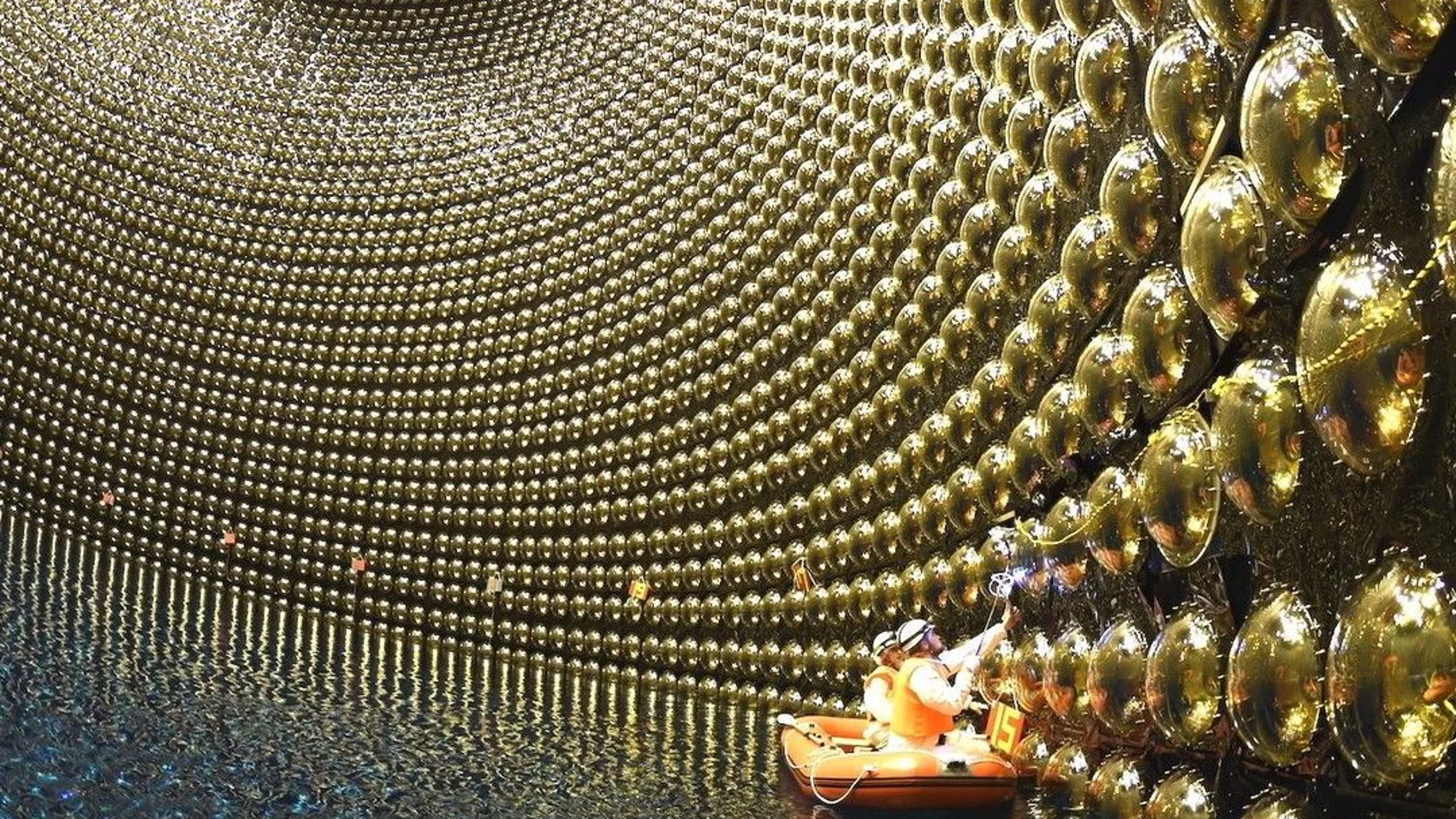 El experimento Super-Kamiokande, un tanque de agua de 50 millones de litros, fue fundamental para demostrar que los neutrinos oscilan. El director de este experimento fue uno de los depositarios del Premio Nobel de Física del año 2015 por este descubrimiento.