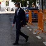 El presidente del Consejo General del Poder Judicial (CGPJ), Carlos Lesmes, a su llegada ayer a la sede del CGPJ
