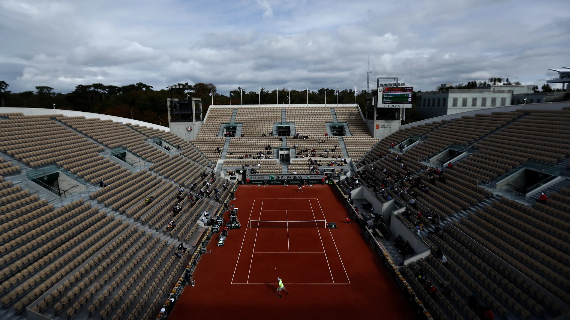 El ruido se sintió en las pistas de Roland Garros y durante unos segundo se paró el partido entre Stan Wawrinka y Dominik Koepfer