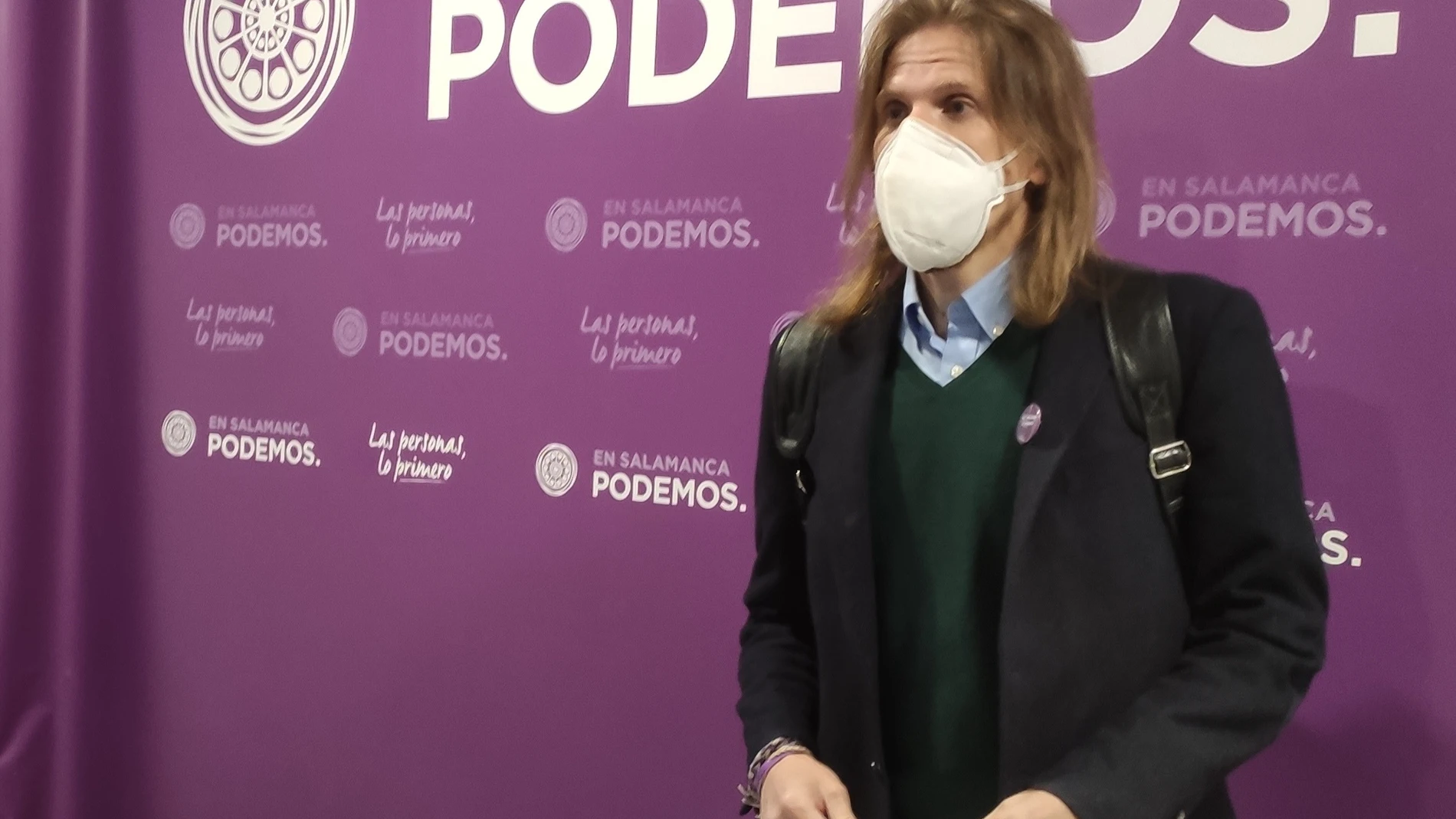 Pablo Fernández en la sede de Podemos de Salamanca.