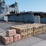 La Policía Nacional y la Agencia Tributaria, en el marco de la operación "Goleta-Gratil", se incautaron de 35 toneladas de hachís tras abordar en aguas de Baleares, el Estrecho de Gibraltar, Canarias y Mauritania seis narcoveleros fletados por una banda del Este de Europa en "la mayor operación de la historia" contra el tráfico de este tipo de drogas por vía marítima. Parte de la droga decomisada ha sido descargada este miércoles en la Base Naval de Las Palmas de Gran Canaria. EFE/Ángel Medina G.