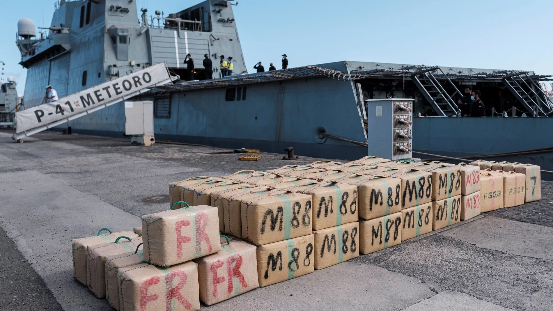 La Policía Nacional y la Agencia Tributaria, en el marco de la operación "Goleta-Gratil", se incautaron de 35 toneladas de hachís tras abordar en aguas de Baleares, el Estrecho de Gibraltar, Canarias y Mauritania seis narcoveleros fletados por una banda del Este de Europa en "la mayor operación de la historia" contra el tráfico de este tipo de drogas por vía marítima. Parte de la droga decomisada ha sido descargada este miércoles en la Base Naval de Las Palmas de Gran Canaria. EFE/Ángel Medina G.