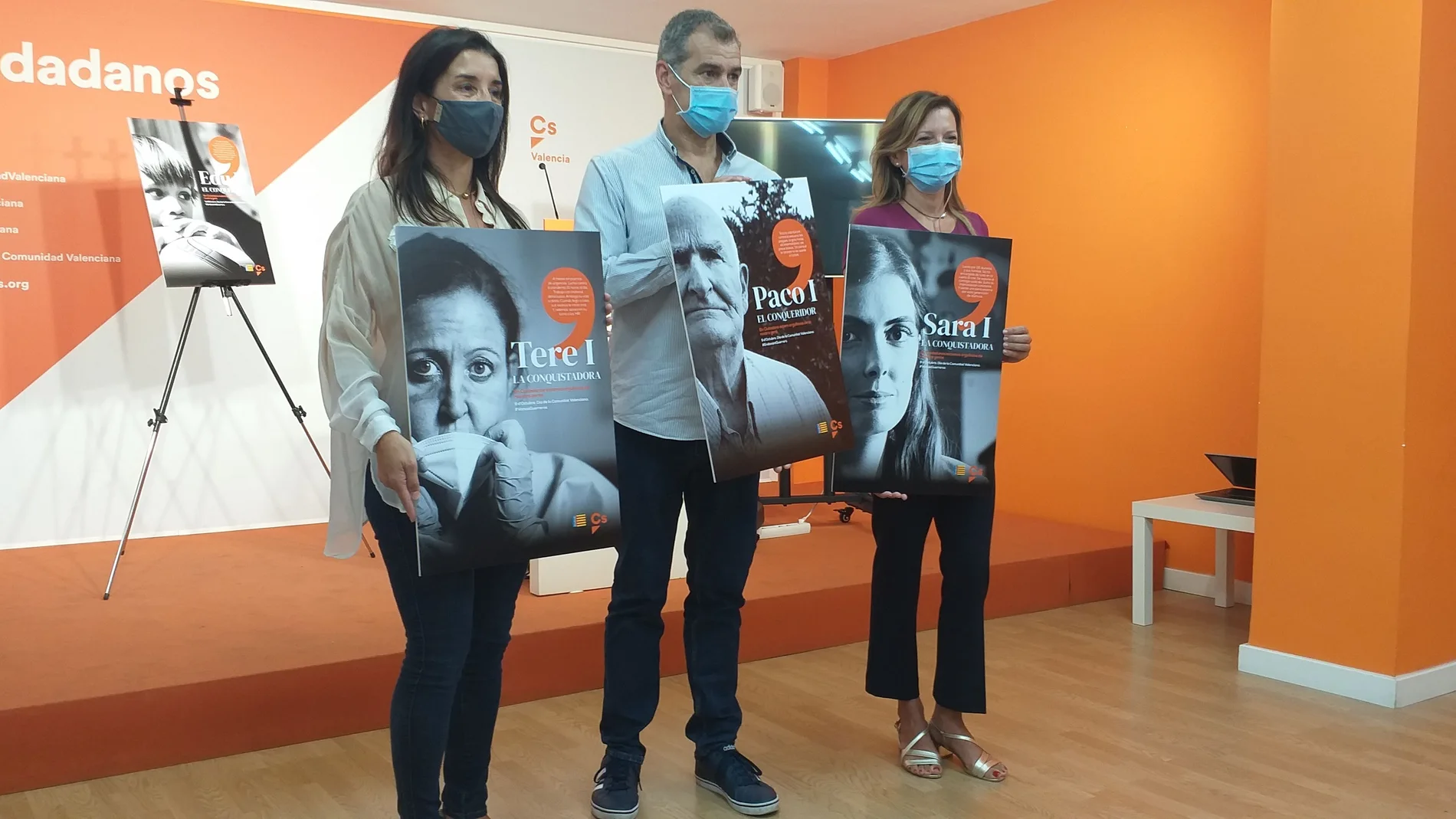 Toni Cantó junto a las diputadas Ruth Merino y María Quiles con las fotografías de las protagonistas de la campaña con que Ciudadanos agradece su valor a los valencianos