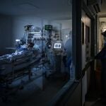 Un médico revisa pacientes COVID-19 en la Unidad de Terapia Intensiva, en un Hospital de la Provincia de Buenos Aires (Argentina)