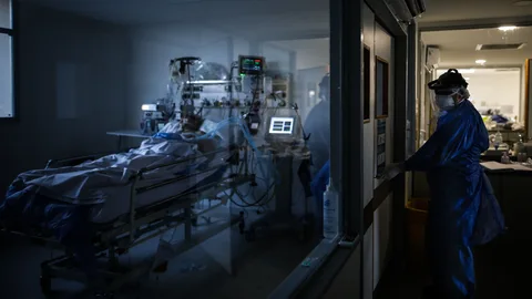 Un médico revisa pacientes COVID-19 en la Unidad de Terapia Intensiva, en un Hospital de la Provincia de Buenos Aires (Argentina)