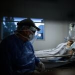 Un médico revisa pacientes COVID-19 en la Unidad de Terapia Intensiva, en un Hospital de la Provincia de Buenos Aires (Argentina).