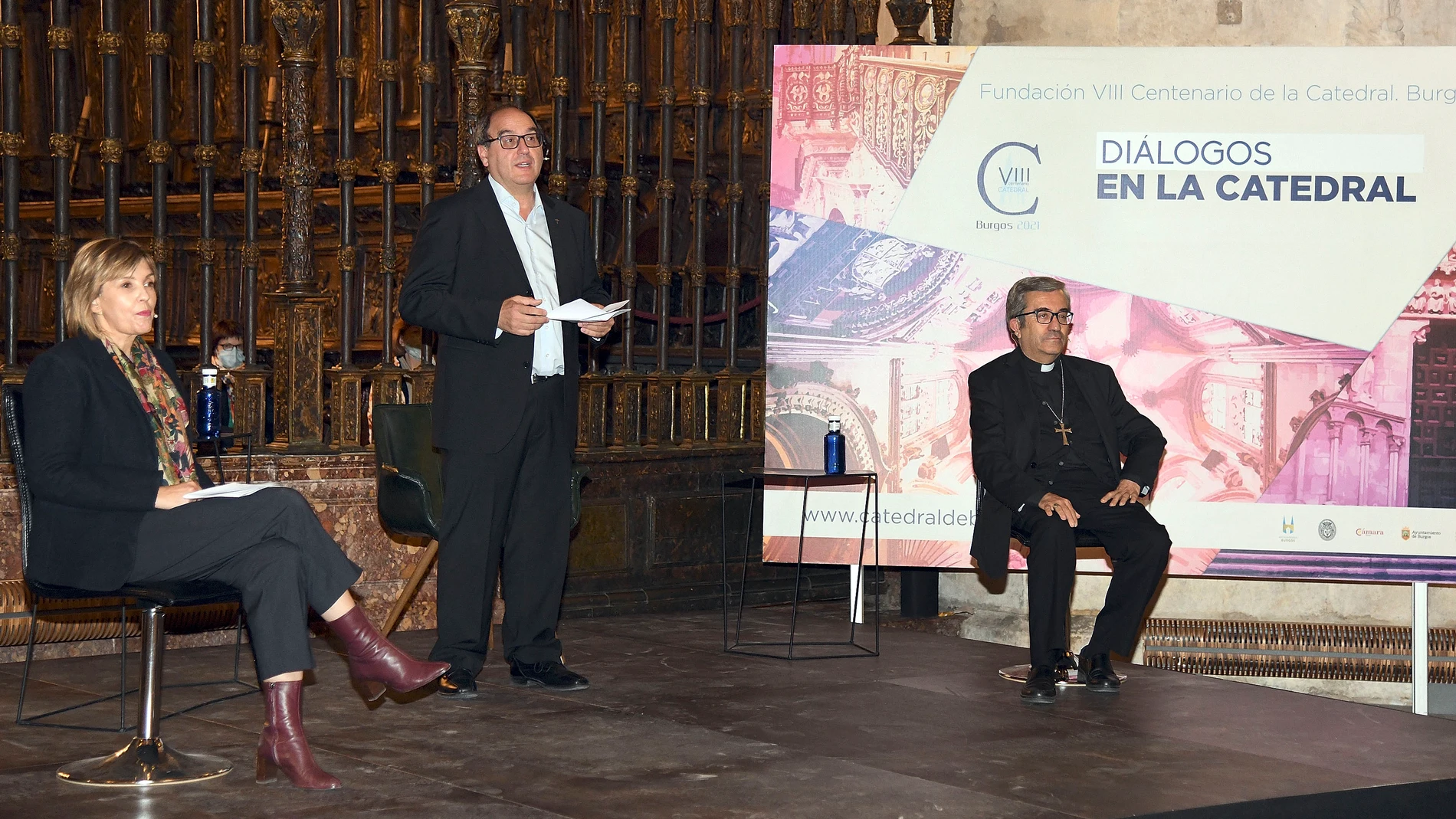 Celebración de la jornada 'Reflexiones ante la realidad', la quinta del ciclo 'Diálogos en la Catedral' con la participación del secretario de la Conferencia Episcopal Española y obispo auxiliar de Valladolid, Luis Argüello (D), y la concejala de Servicios Sociales del Ayuntamiento de Burgos, Sonia Rodríguez (I)