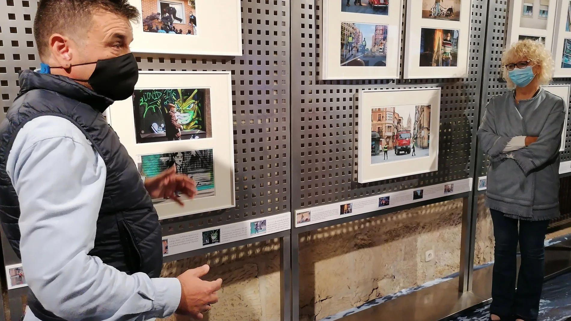 El fotoperiodista de la Agencia Efe José Manuel García (i) presenta su exposición "La vida a la deriva" en la sede de la Filmoteca de Castilla y León en Salamanca