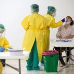 Imagen de archivo de varios sanitarios durante el cribado masivo para la detección de la Covid-19 que se realizó a los vecinos de la localidad malagueña de Villanueva de la Concepción