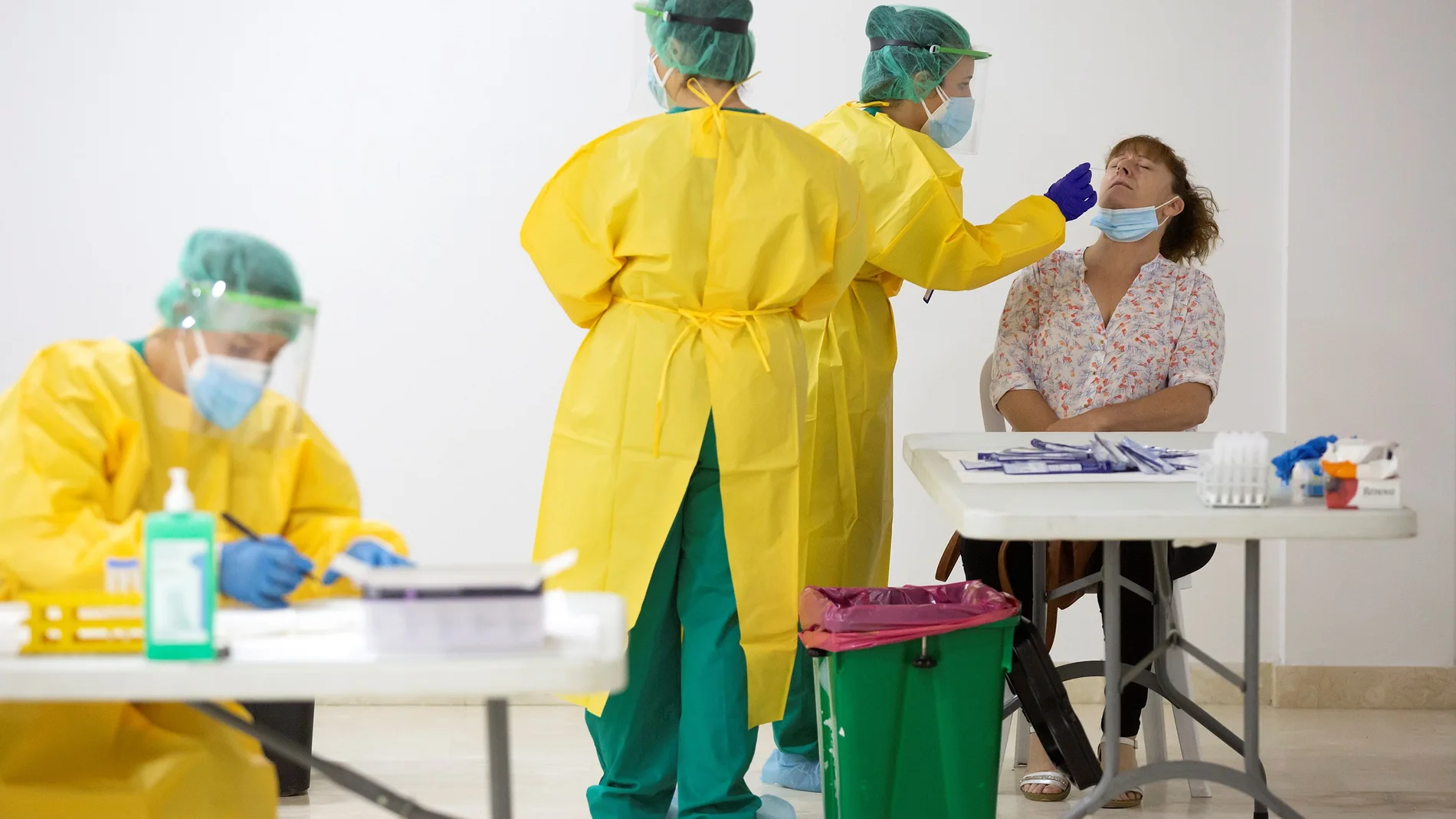 Imagen de archivo de varios sanitarios durante el cribado masivo para la detección de la Covid-19 que se realizó a los vecinos de la localidad malagueña de Villanueva de la Concepción