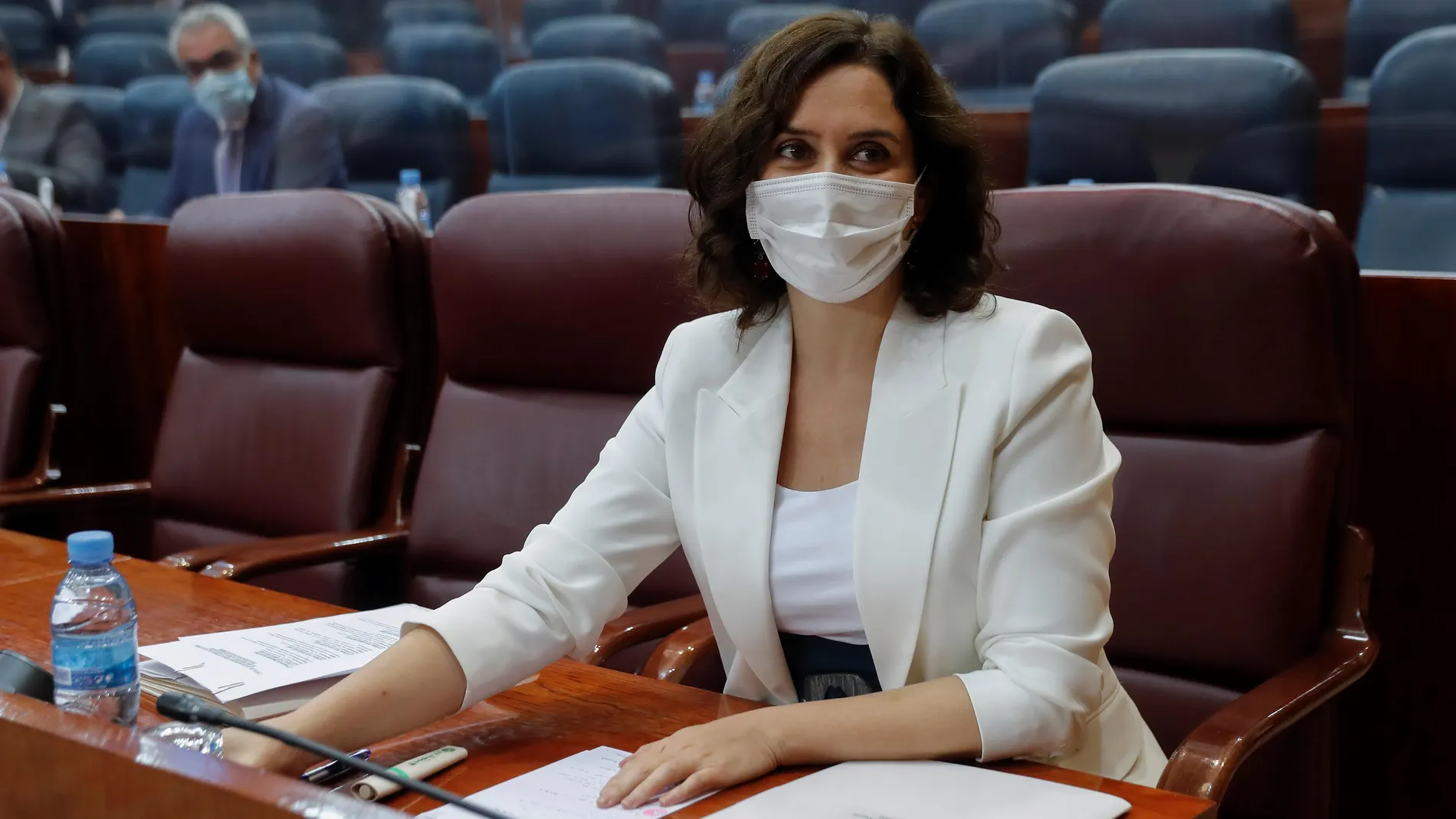La presidenta regional, Isabel Díaz-Ayuso, al inicio del pleno de la Asamblea de Madrid que se celebró ayer.