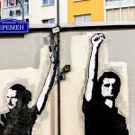 Vista de un mural cerca de la rebautizada "Plaza de los cambios" en Minsk, Bielorrusia, este jueves. "Este es nuestro barrio, y nosotros decidimos qué pasa aquí", asegura a Efe Liudmila. Al igual que ella, miles de bielorrusos le arrebatan a Alexandr Lukashenko, uno a uno, los barrios a lo largo de todo el país, y "se antrincheran" en ellos, en una suerte de movilización espontánea y pacífica. Uno de estos barrios rebeldes incluso cambió de nombre: ahora se llama Plaza de los cambios. EFE/Anna Volinets