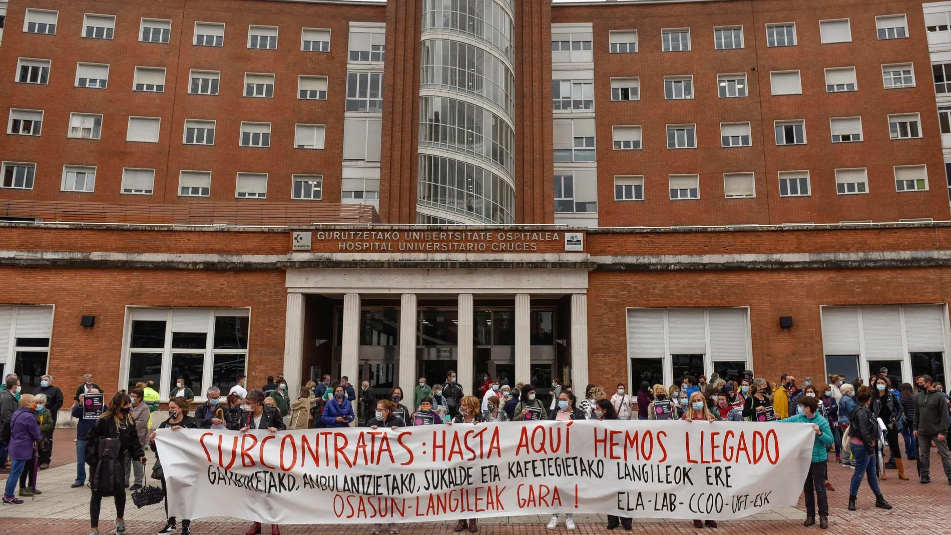 Los colectivos de limpieza, ambulancias, comedores y cafeterías han celebrado este jueves concentraciones ante el Hospital de Cruces en Barakaldo (Bizkaia) y el resto de los principales hospitales de los tres territorios para reivindicar una sanidad pública universal