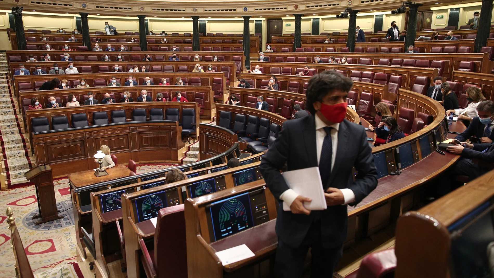 Un diputado abandona el hemiciclo del Congreso de los Diputados