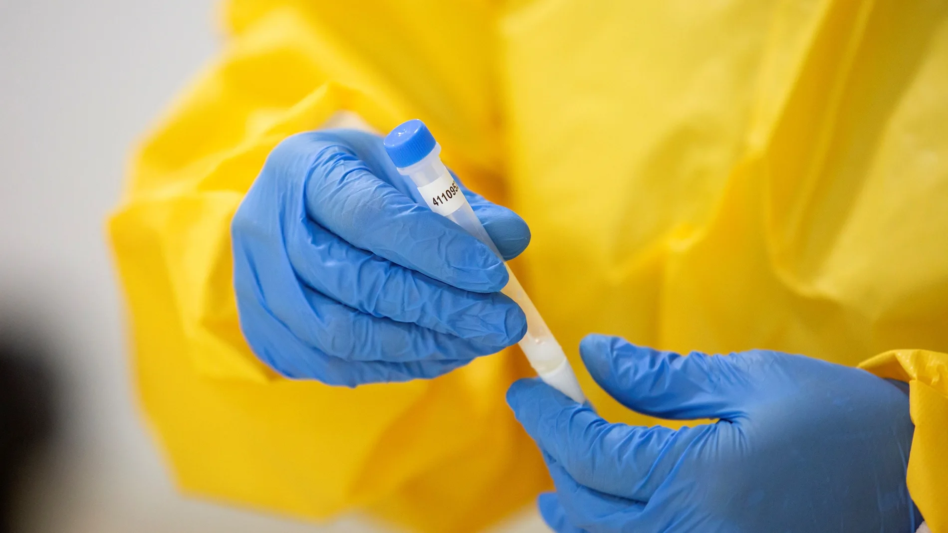 Imagen de archivo de una na sanitaria portando un test de antígenos