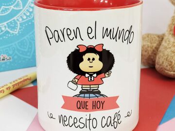 Taza de Mafalda de Quino "Paren el mundo"