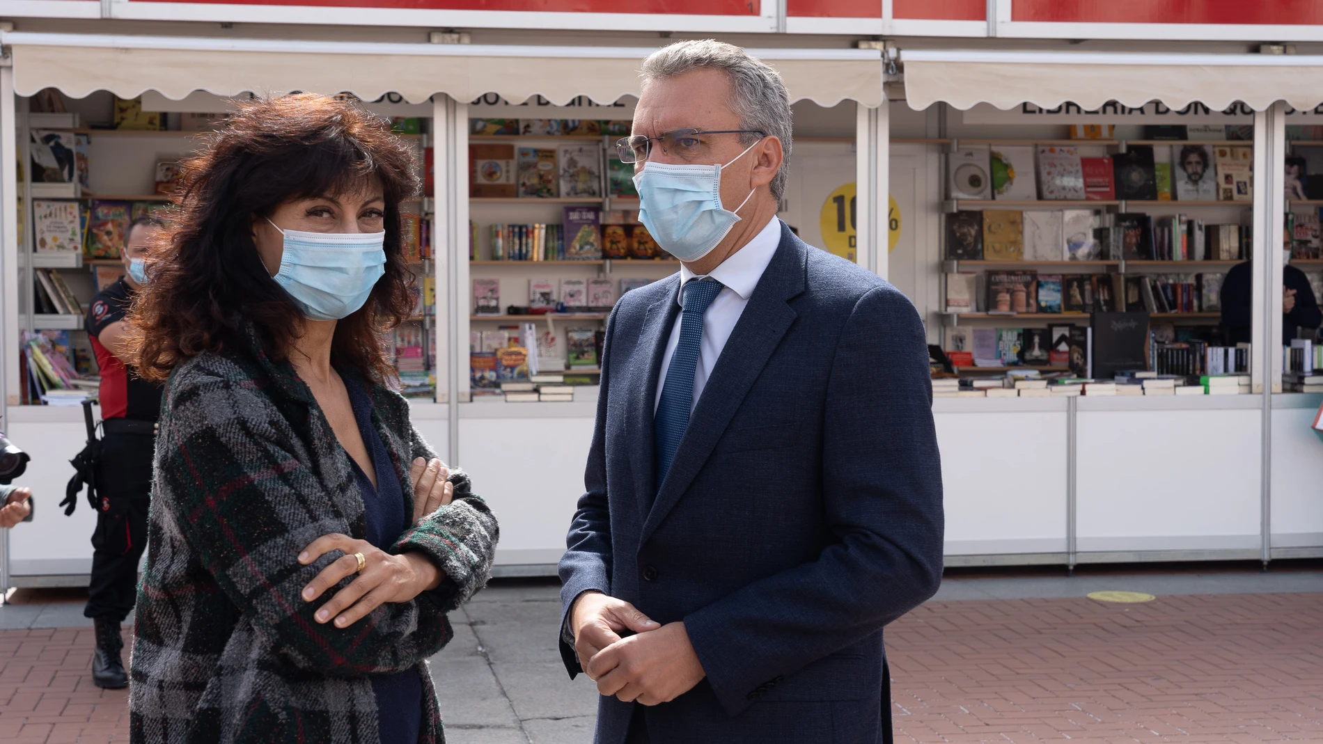 El delegado del Gobierno, Javier Izquierdo, acompañado por la concejala de Cultura del Ayuntamiento de Valladolid, Ana Redondo, visitan los expositores del Instituto Geográfico Nacional y el Ministerio de Defensa en la Feria del Libro.