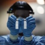 Un sanitario sostiene dos pruebas de test rápido de antígenos en la mano para la detección de la Covid