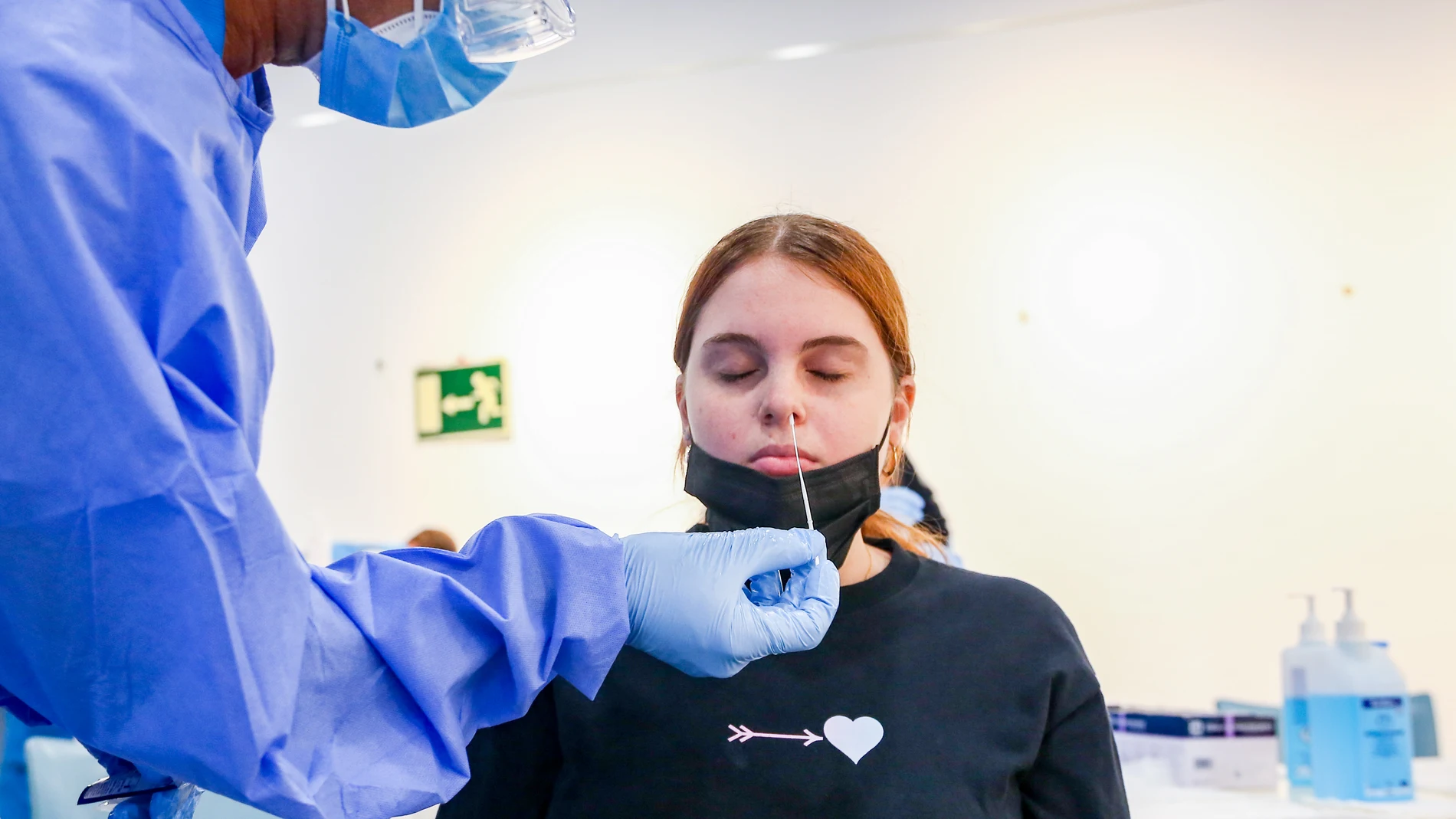 Un sanitario realiza un test de antígenos en Puente de Vallecas para detectar la Covid, uno de cuyos síntomas es la pérdida del gusto y el olfato