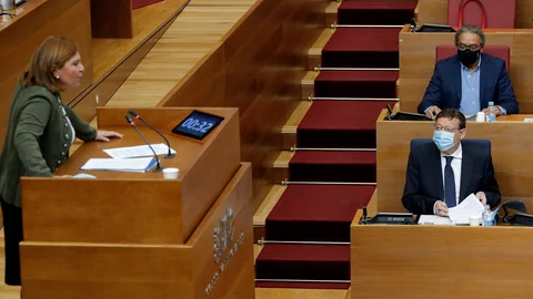 La portavoz del grupo popular, Isabel Bonig, se dirige al presidente Puig, en una imagen de archivo