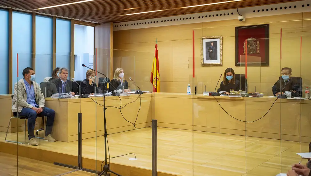 BURGOS, 01/10/2020.- Julián David L.C. (i) junto a su abogado durante la cuarta sesión del juicio con jurado popular contra este hombre, acusado de dar una paliza mortal a su ex pareja en plena calle de la capital burgalesa en la madrugada del 29 de abril de 2018, en la que está previsto que comiencen los informes periciales. EFE/Santi Otero