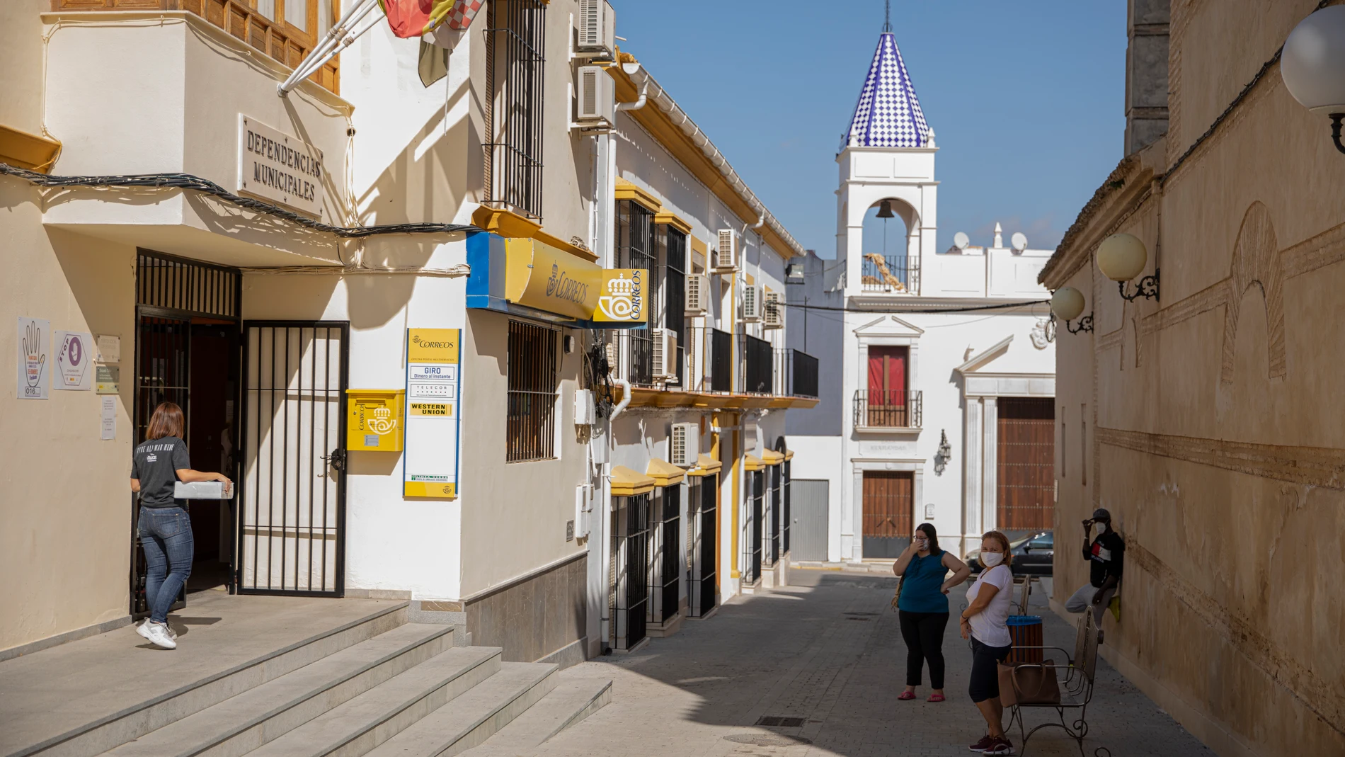 Vecinos de Casariche esperan cola en Correos durante el confinamiento