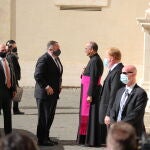 Pompeo es recibido por Monseñor Guillermo Karcher en el palacio apostólico de la Santa Sede