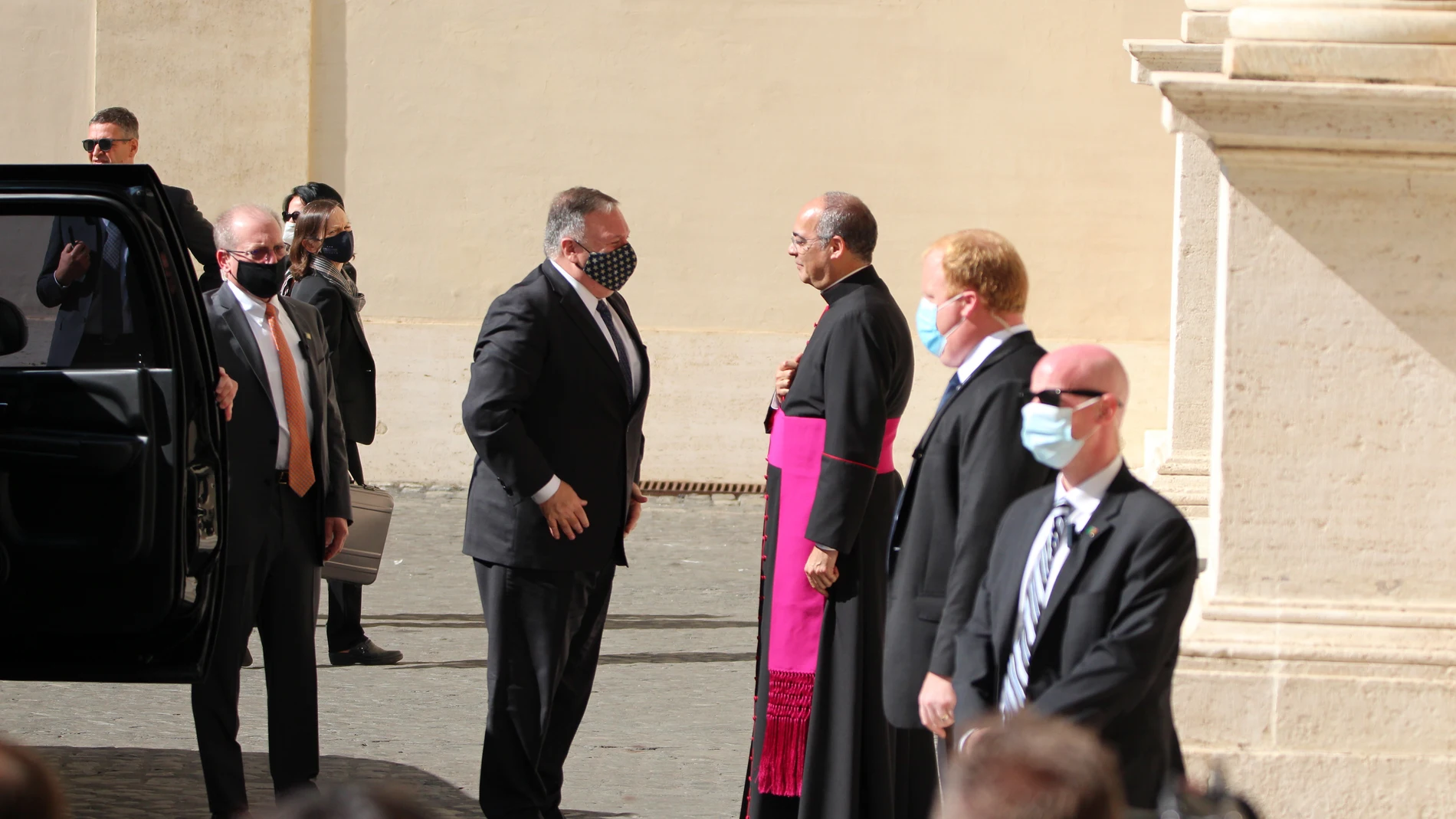 Pompeo es recibido por Monseñor Guillermo Karcher en el palacio apostólico de la Santa Sede