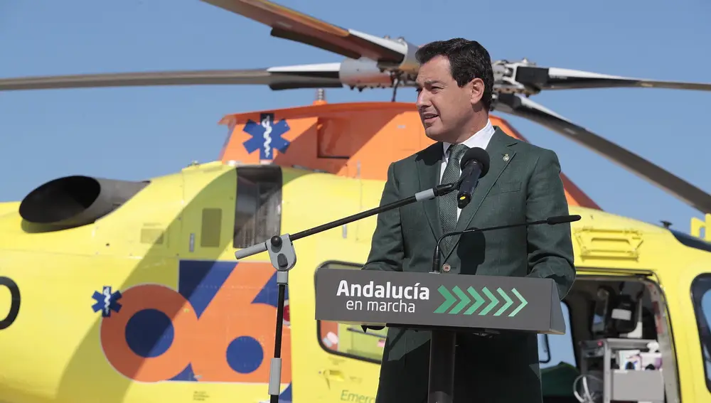 El presidente de la Junta de Andalucía (d), Juanma Moreno, durante la presentación de un helicóptero medicalizado que prestará servicio en el hospital de Jerez de la Frontera (Cádiz).