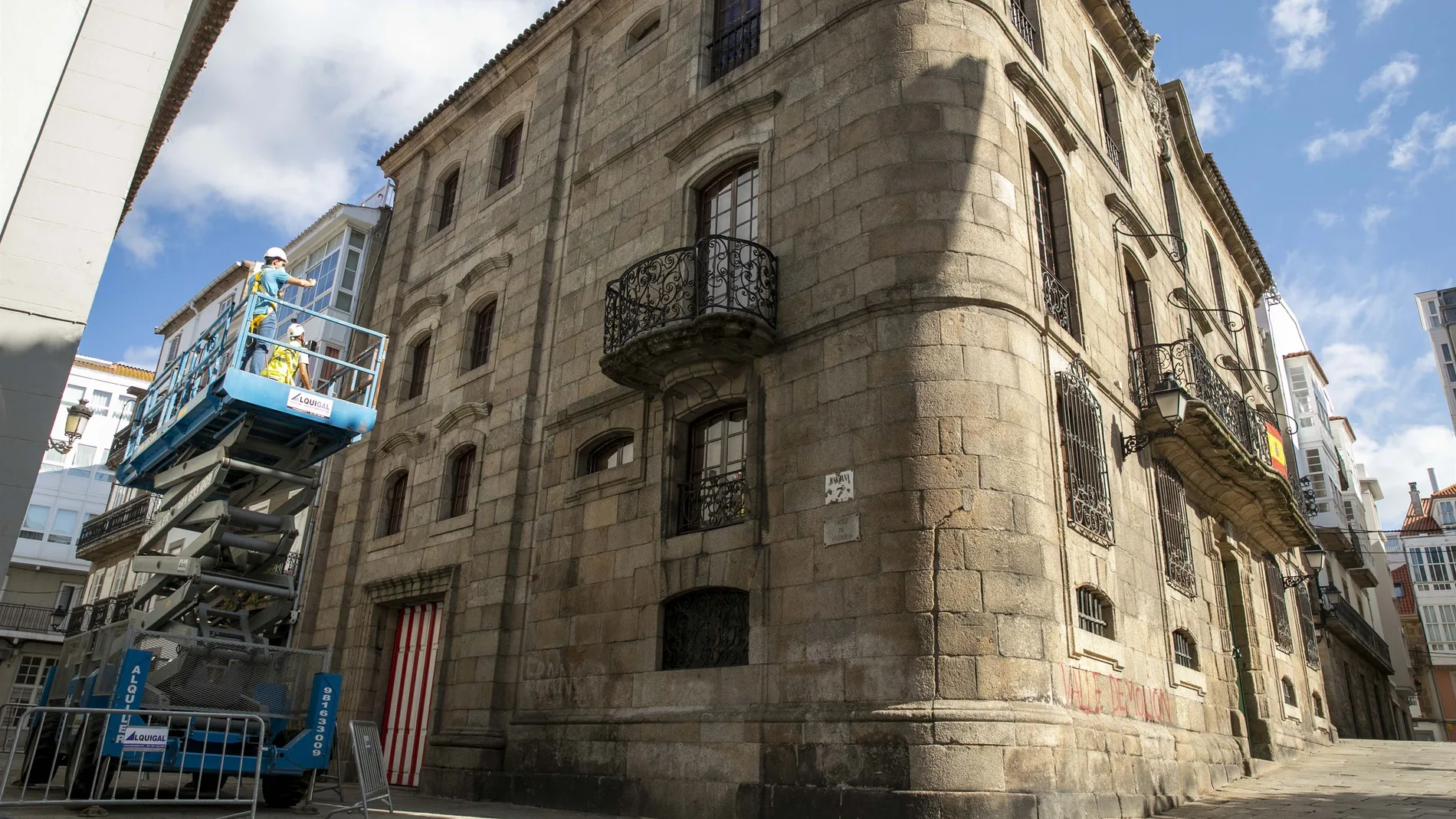 La Casa Cornide, diseñada entre 1750 y 1760 en estilo barroco, se encuentra en el centro de La Coruña