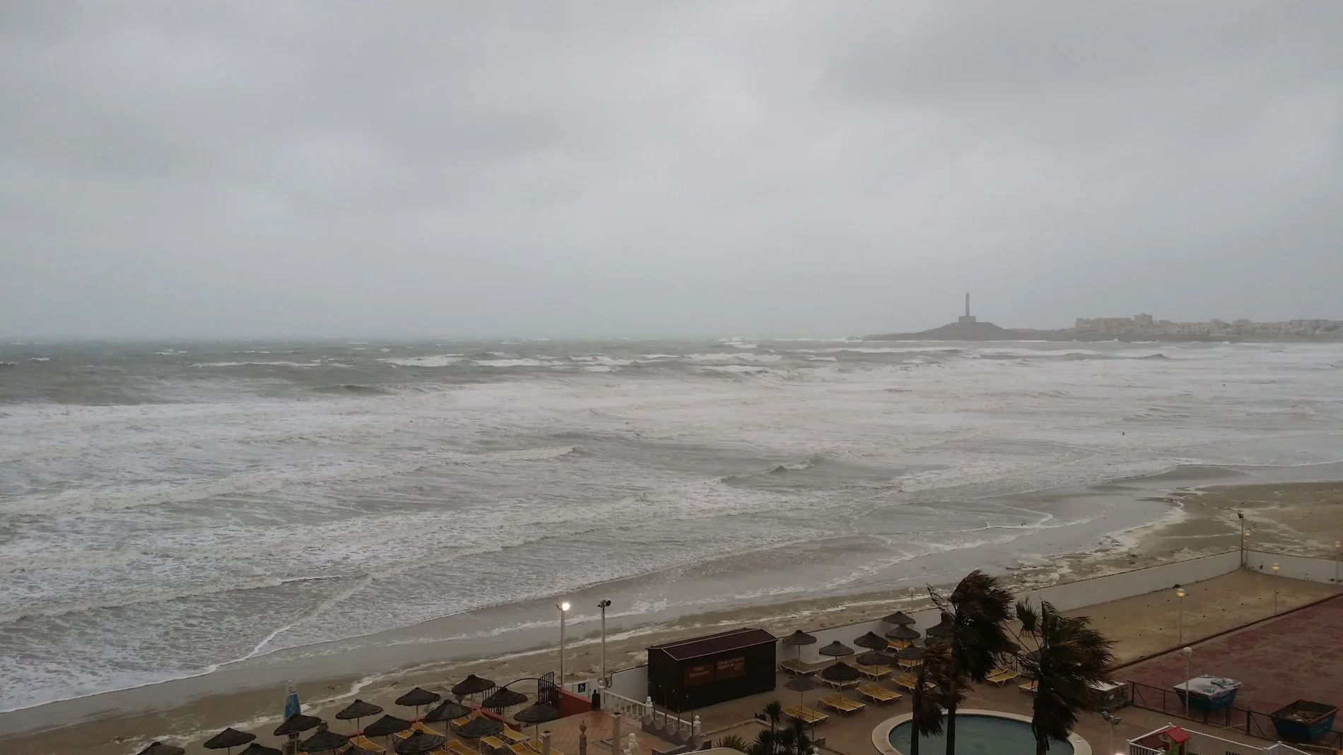 Meteorología alerta de lluvias, tormentas y olas de hasta tres metros