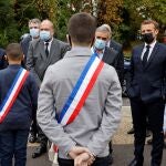El presidente francés Emmanuel Macron junto al ministro de Justicia Eric Dupond-Moretti y al ministro del Interior Gerald Darmanin (L) en la Maison des habitants (MDH) en Les Mureaux, a las afueras de París