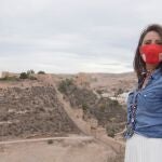 La diputada de Igualdad y Familia, Carmen Belén López, en el entorno de La Alcazaba