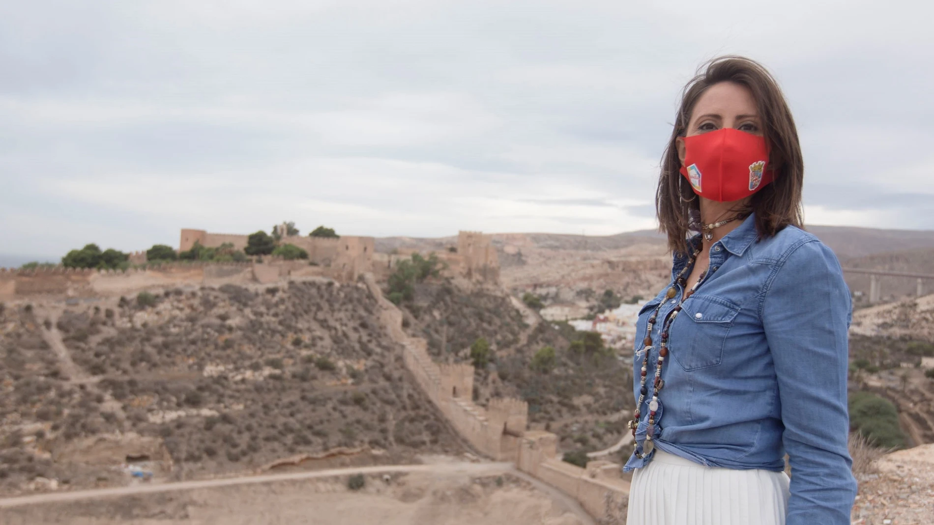 La diputada de Igualdad y Familia, Carmen Belén López, en el entorno de La Alcazaba