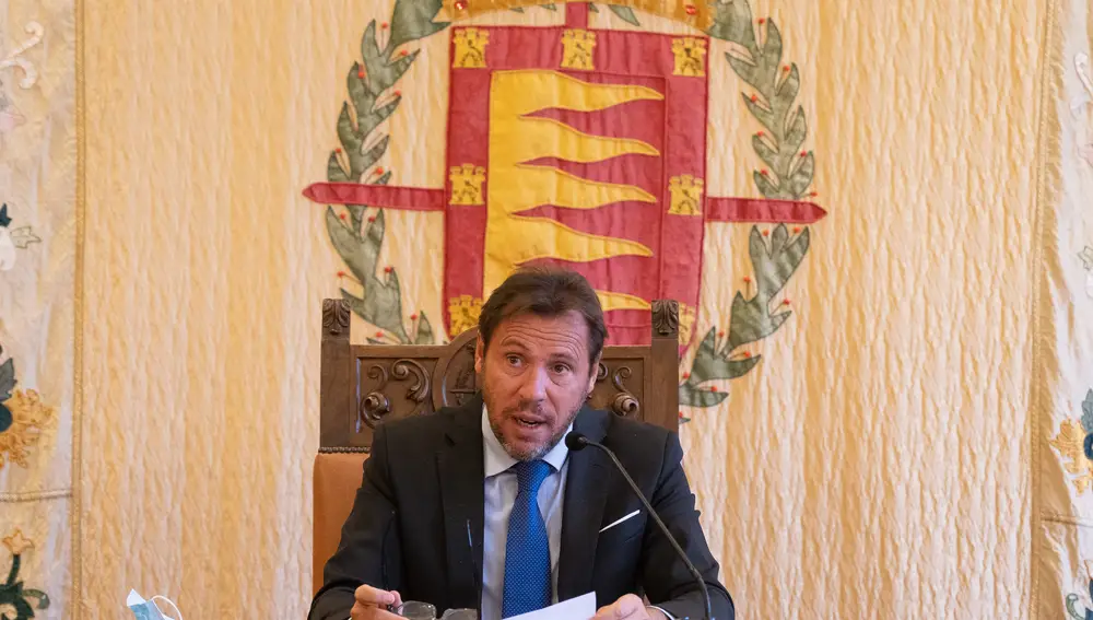 El alcalde de Valladolid, Óscar Puente, ofrece una rueda de prensa para informar sobre la utilización de los remanentes municipales