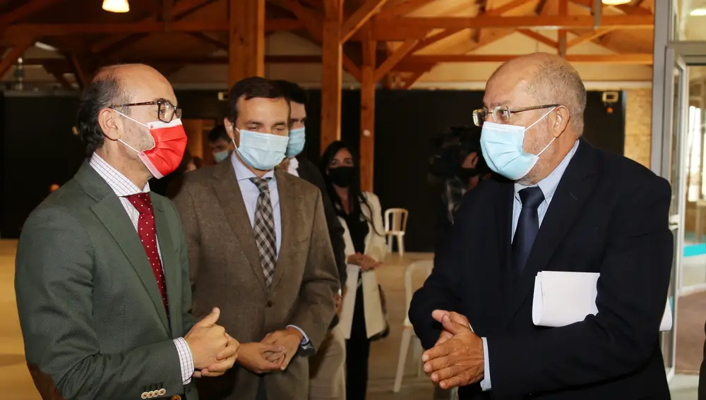 El vicepresidente Francisco Igea llega a la presentación junto al consejero Javier Ortega y el viceconsejero Raúl Fernández Sobrino