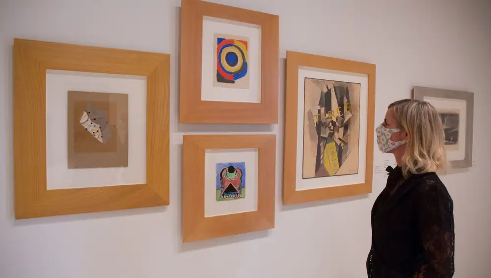 Una joven observa las obras &quot;Composición&quot;, de Laszlo Moholy (i); &quot;Disque, portugal&quot; de Sonia Delaunay (arriba centro); &quot;Obra sin título&quot; de Francias Picabia (abajo centro); y &quot;Nueva York&quot;, de Alber Gleizes (i), que forma parte de la exposición &quot;Vanguardia dibujada&quot; (1910-1945), con 27 obras pertenecientes a los fondos de la Fundación MAPFRE, inaugurada en el Museo Thyssen de Málaga. EFE / Álvaro Cabrera