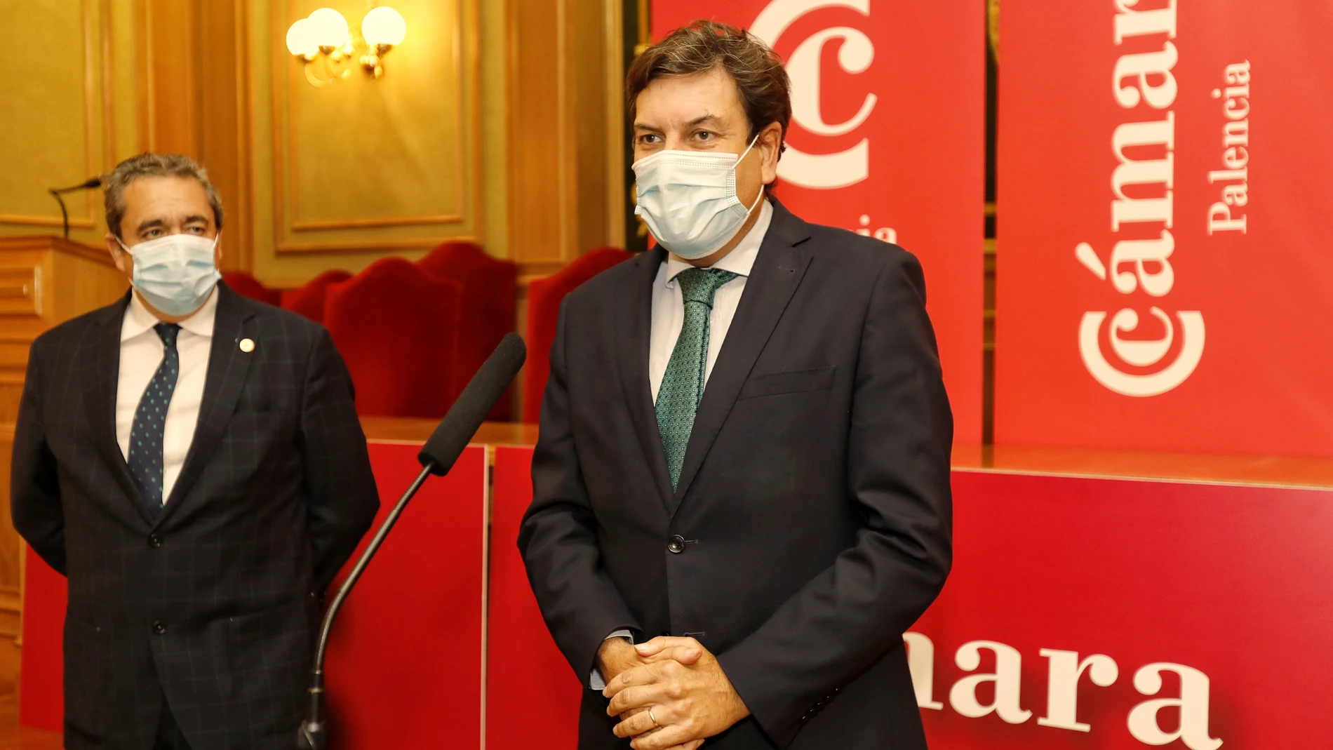 El consejero de Economía y Hacienda, Carlos Fernández Carriedo, junto al presidente de la Cámara de Palencia, Conrado Merino (i) en la presentación del Coworking Digital Palencia – CoDiPa - Proyecto de Digitalización de empresas, organizado por la Cámara de Comercio de Palencia
