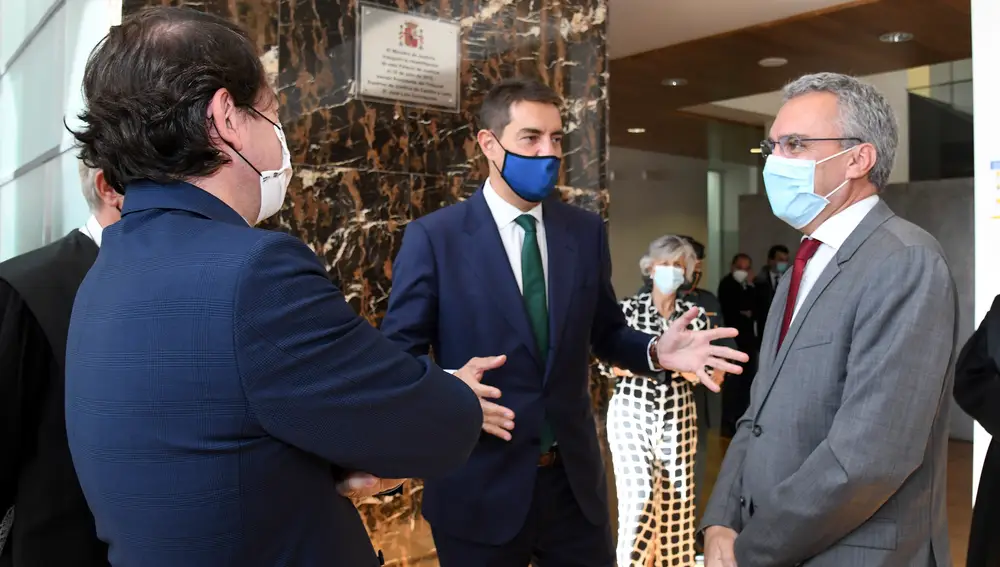 El presidente de la Junta de Castilla y León, Alfonso Fernández Mañueco (I), charla con el delegado del Gobierno en la Comunidad, Javier Izquierdo (D), y con el consejero de Presidencia, Ángel Ibáñez (C)